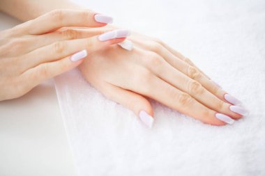 El ve tırnak bakımı. Güzel kadınların elleri ile mükemmel manikür krem cilt eller için geçerlidir. Güzellik Day Spa Manikür.