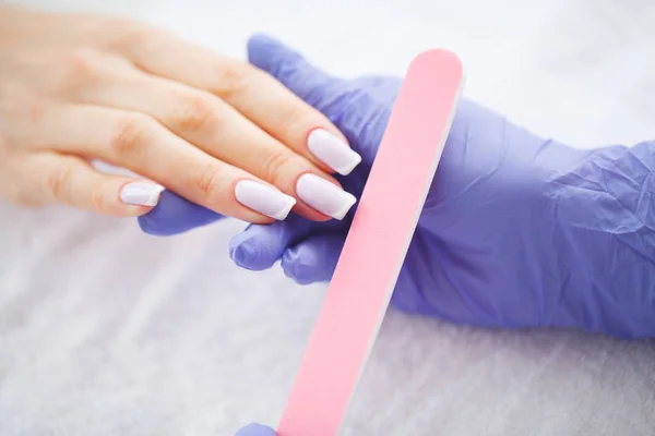 Cuidados Com Mãos Unhas Mestre Oferece Serviços Manicure Para Cliente — Fotografia de Stock