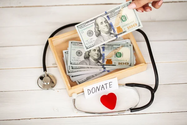 Spenden Und Wohltätigkeit Spendenkonzept Spendenbox Und Herz Auf Weißem Hintergrund — Stockfoto