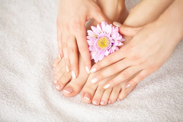 Hand Nagelverzorging Mooie Vrouwen Van Voeten Handen Manicure Pedicure Bij — Stockfoto