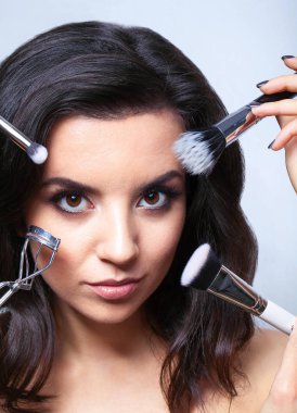 Makyaj Güzellik yüz. Çekici erkek yüz kozmetik ile