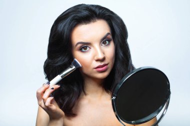 Makyaj Güzellik yüz. Çekici erkek yüz kozmetik ile