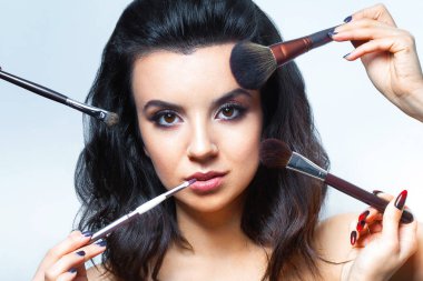 Makyaj Güzellik yüz. Çekici erkek yüz kozmetik ile