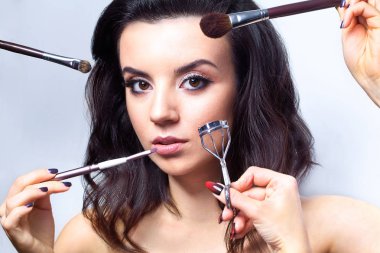 Makyaj Güzellik yüz. Çekici erkek yüz kozmetik ile