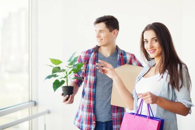 Mutlu genç çift açma veya kutu ambalaj ve yeni evine taşıdıktan