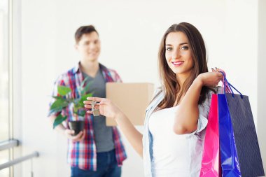 Mutlu genç çift açma veya kutu ambalaj ve yeni evine taşıdıktan