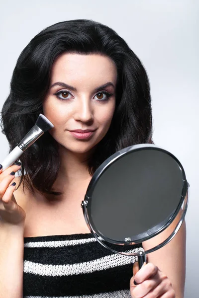 Het Gezicht Van Schoonheid Van Make Glamoureuze Vrouw Met Gezichtscosmetica — Stockfoto