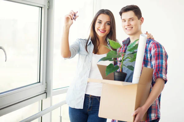 Feliz Pareja Joven Desempacar Empacar Cajas Mudarse Nuevo Hogar — Foto de Stock