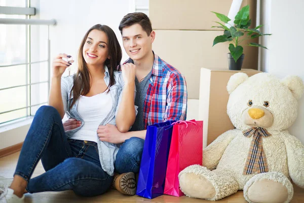 Mutlu genç çift birlikte yeni dairende yaşamaya