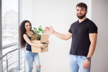 Yeni evlerinde dururken konuşmaya genç mutlu çift