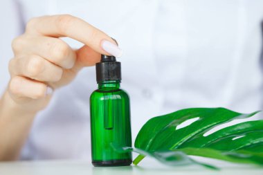 Doğal organik çıkarma ve yeşil bitkisel karıştırma bilim adamı yaprak, çiçek aroması özü çözüm laboratuvar.