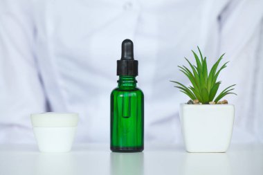 Bilim adamı, organik doğal bitki kozmetik ürün laboratuvarda olun dermatolog. Güzellik sağlıklı cilt bakım kavramı. ot ilaç, boş package,bottle,container.cream,serum.