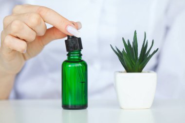 Doğal organik çıkarma ve yeşil bitkisel karıştırma bilim adamı yaprak, çiçek aroması özü çözüm laboratuvar.