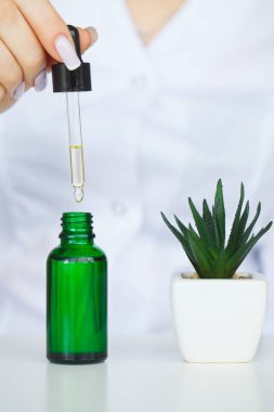 Güzellik kozmetik Bilimler, Formulating ve Cilt Bakımı bitkisel özü ile karıştırma, bilim adamı hazırlamak organik hammadde için güzellik ürünleri, sağlıklı alternatif tıp.