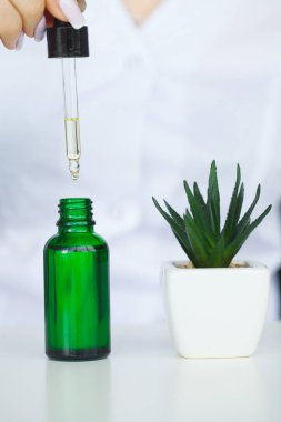 Doğal organik çıkarma ve yeşil bitkisel karıştırma bilim adamı yaprak, çiçek aroması özü çözüm laboratuvar.