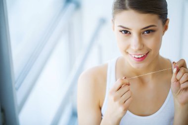 Diş Bakımı. Gülümseyen Güzel Kadın Sağlıklı Beyaz Dişler. Yüksek çözünürlük