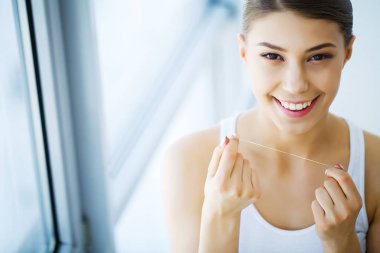 Diş Bakımı. Gülümseyen Güzel Kadın Sağlıklı Beyaz Dişler. Yüksek çözünürlük