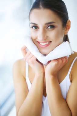 Yüz yıkama. Mutlu kadın cilt havlu ile kurutma