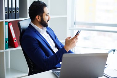 Yakışıklı adam modern ofis büro yerinde proje üzerinde