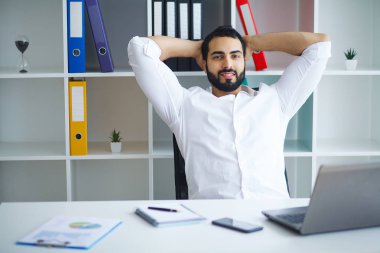 Yakışıklı adam modern ofis büro yerinde proje üzerinde