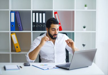 Yakışıklı adam modern ofis büro yerinde proje üzerinde