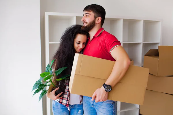 Jonge Gelukkige Paar Praten Tijdens Het Staan Hun Nieuwe Huis — Stockfoto