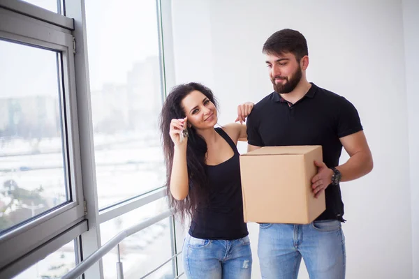 Día Mudanza Feliz Pareja Joven Llevando Cajas — Foto de Stock