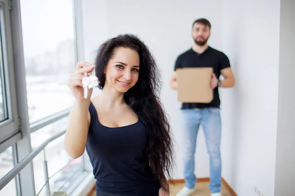 Día Mudanza Feliz Pareja Joven Llevando Cajas — Foto de Stock