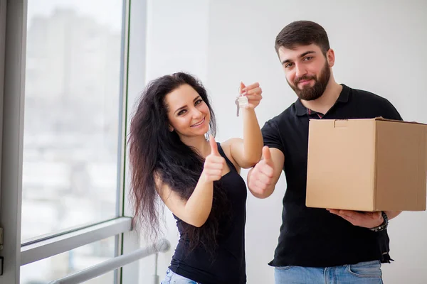 Unga Lyckliga Paret Prata Medan Stod Deras Nya Hus — Stockfoto