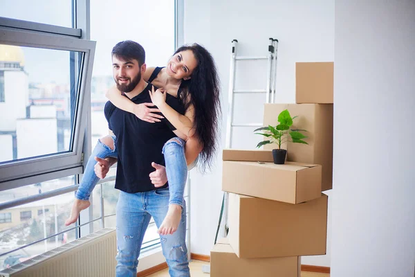 Jonge Gelukkige Paar Praten Tijdens Het Staan Hun Nieuwe Huis — Stockfoto