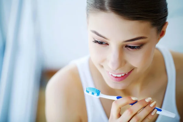 Vackra Leende Kvinna Borstning Friska Vita Tänder Med Borste Högupplöst — Stockfoto