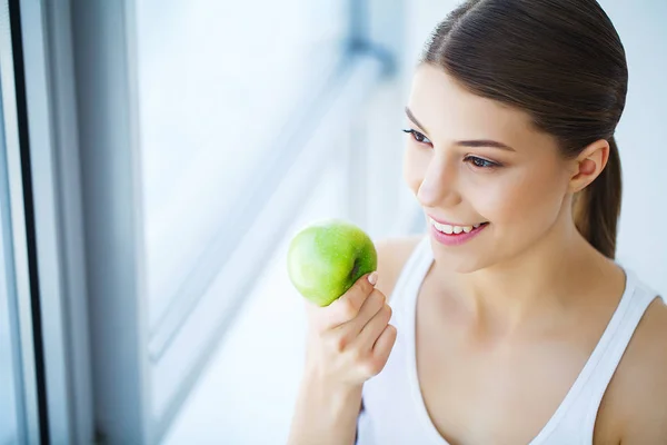 Kvinna Med Apple Vacker Flicka Med Vitt Leende Friska Tänder — Stockfoto