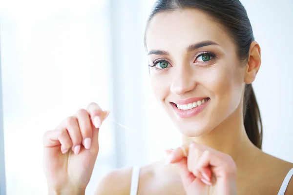 Cuidado Com Dentes Mulher Sorridente Bonita Flossing Dentes Brancos Saudáveis — Fotografia de Stock