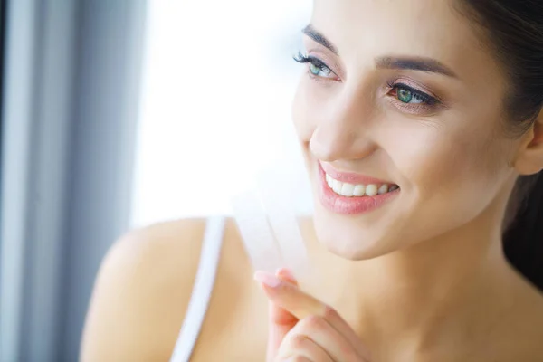 Tandblekning Vackra Leende Kvinna Som Håller Tandblekning Strip Högupplöst Bild — Stockfoto