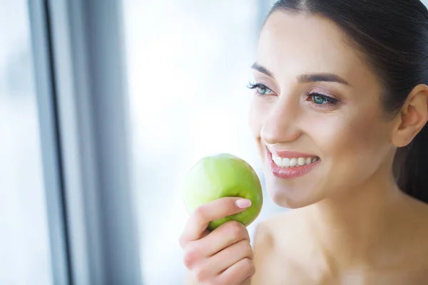 Kvinna Med Apple Vacker Flicka Med Vitt Leende Friska Tänder — Stockfoto