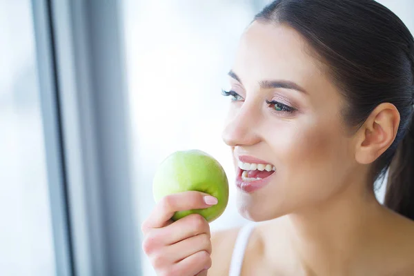 Kvinna Med Apple Vacker Flicka Med Vitt Leende Friska Tänder — Stockfoto