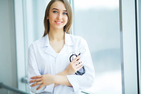 Porträtt Attraktiv Ung Kvinnlig Läkare — Stockfoto