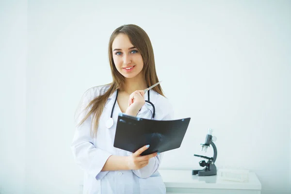 Jovem Médico Olhando Para Imagem Raio — Fotografia de Stock