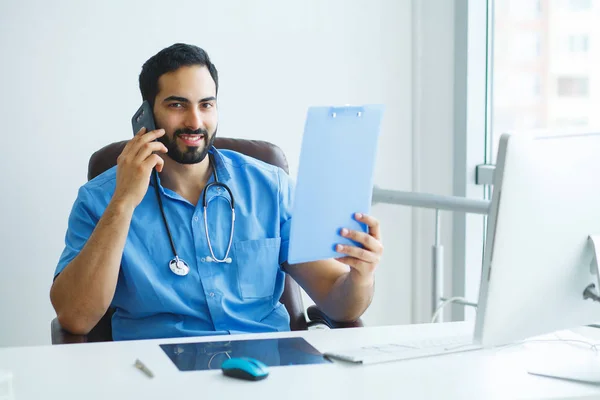 Retrato Médico Sexo Masculino Sentado Mesa — Fotografia de Stock