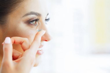 Sağlık ve güzellik. Yeşil gözlü güzel genç kız Kontakt Lens Giydir. İyi vizyon. Fresh View. Yüksek çözünürlük