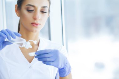 Sağlık ve Tıp. Göz damlaları ve Kontakt Lens kapsayıcı tutan göz doktoru. Göz bakımı. Sağlıklı vizyon. Yeşil gözlü kız. Yüksek çözünürlük