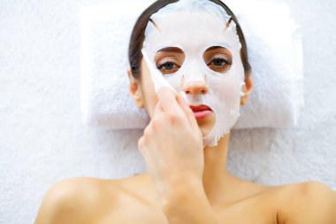 Güzellik ve bakım. Güzel genç kız yüz maskesi. Güzellik salonu ve cilt bakımı. Saf ve genç cilt. Yüksek çözünürlük