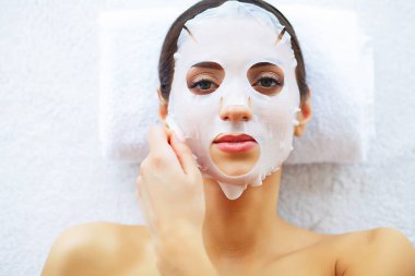 Güzellik ve bakım. Güzel genç kız yüz maskesi. Güzellik salonu ve cilt bakımı. Saf ve genç cilt. Yüksek çözünürlük