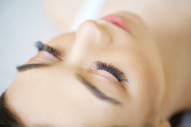 Aşırı uzun kirpik ve siyah liner makyaj kadın göz güzel makro çekim. Mükemmel bir şekil makyaj ve uzun kirpikler. Kozmetik ve makyaj. Closeup makro moda gözleri sima vurdu