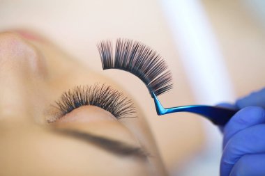 Uzun kirpikli kadın gözü. Kirpik Uzantısı