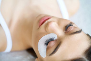 Uzun kirpikli kadın gözü. Kirpik Uzantısı