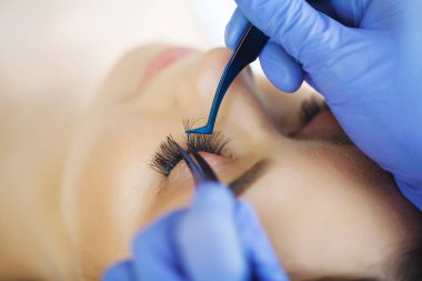 Uzun kirpikli kadın gözü. Kirpik Uzantısı