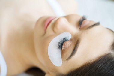 Uzun kirpikli kadın gözü. Kirpik Uzantısı