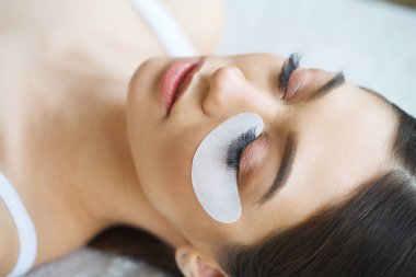 Uzun kirpikli kadın gözü. Kirpik Uzantısı