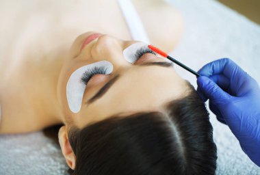 kadın gözü ile uzun kirpiklerini. rimel fırçası. yüksek kaliteli görüntü